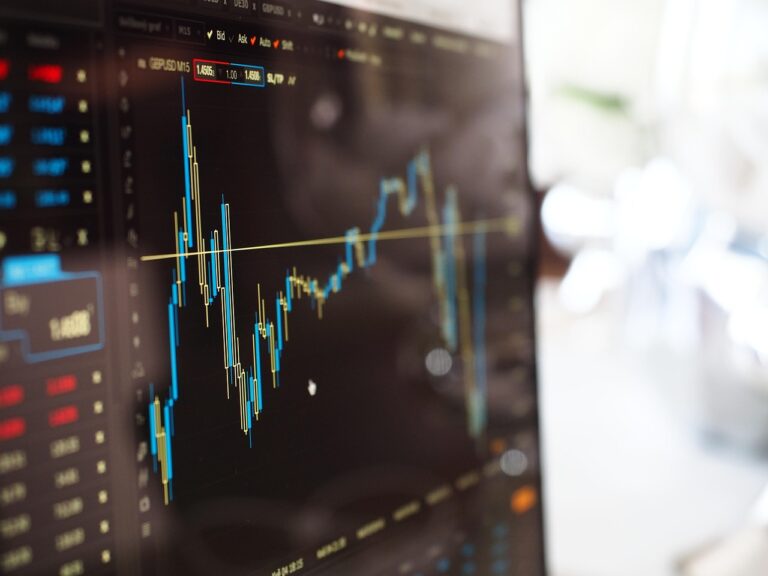 Ordinateur avec des courbes de statistiques.