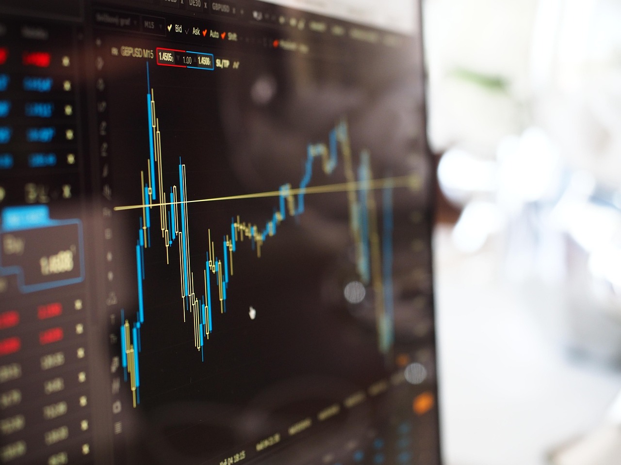 Ordinateur avec des courbes de statistiques.